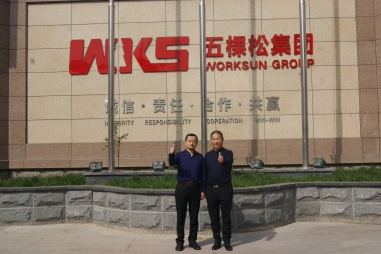 熱烈歡迎五棵松蘭州金牌代理商馬建軍先生蒞臨五棵松木業探討交流建筑模板發展的未來之路！