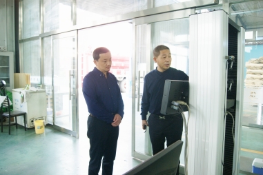 熱烈歡迎五棵松蘭州金牌代理商馬建軍先生蒞臨五棵松木業探討交流建筑模板發展的未來之路！