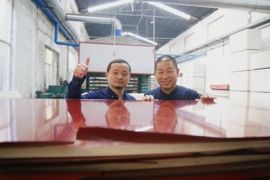 熱烈歡迎五棵松蘭州金牌代理商馬建軍先生蒞臨五棵松木業探討交流建筑模板發展的未來之路！