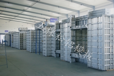 與清水模板相比，廊坊鋁合金模板的商業(yè)價(jià)值幾何？