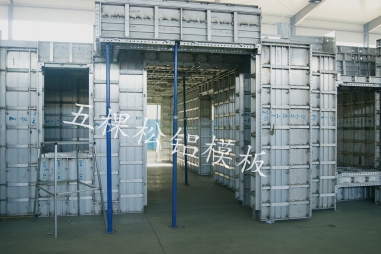 與清水模板相比，廊坊鋁合金模板的商業(yè)價(jià)值幾何？