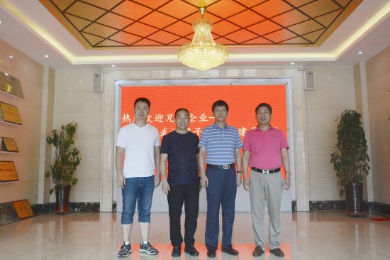 熱烈歡迎五棵松兄弟企業-----武漢傻子木業游建平到五棵松一同探討模板行業發展前景！