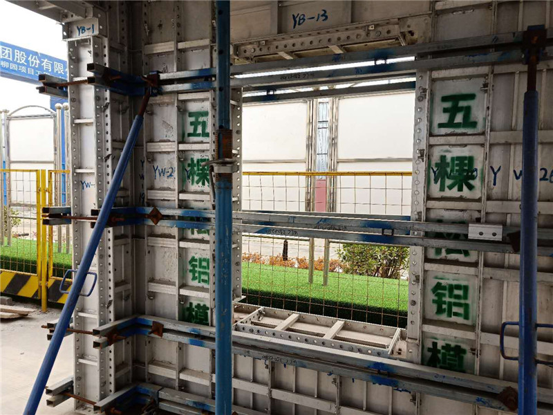 五棵松鋁模優(yōu)質(zhì)服務(wù)暖人心，蘇中建設(shè)致謝送錦旗